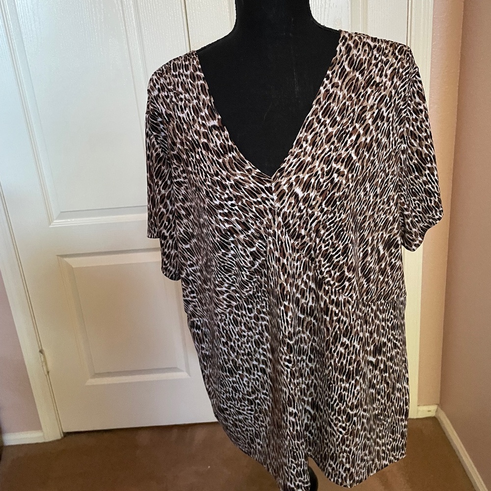 Worthington animal print short sleeve v neck blouse